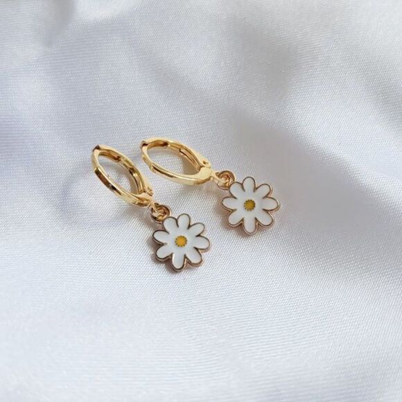 5/$25 Daisy 🌼 Small Earrings - Picture 2 of 3